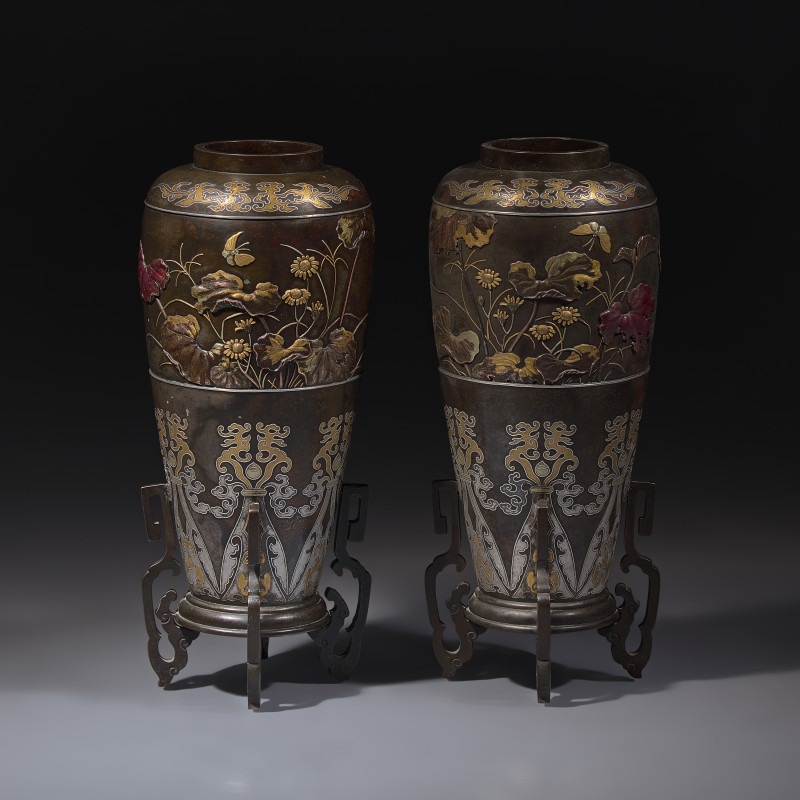 日本明治時期 或爲鈴木長吉造 銅瓶一對 | A Pair of Japanese Kaga Style Mixed Metal-Inlaid and Patinated Bronze Vases, Attributed to Suzuki Chokichi, Meiji Period