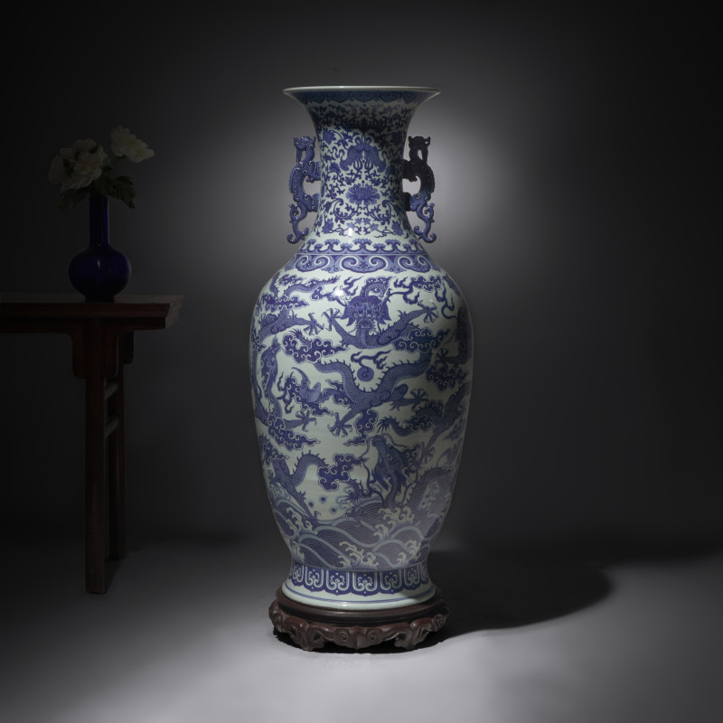 清嘉慶/道光 巨型青花九龍大瓶（附山中商會1943年圖錄） | A Magnificent, Monumental, and Extremely Rare Chinese Blue and White 'Nine Dragons' Vase, Qing Dynasty, Jiaqing/Daoguang Period - 图1