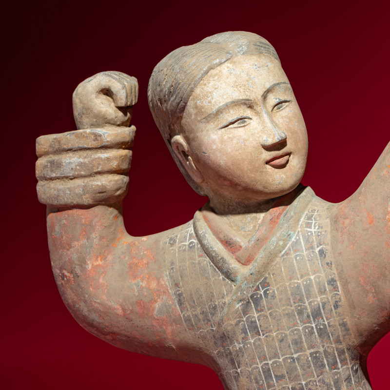 西漢 彩繪射姿立俑一對 | A Large Pair of Chinese Painted Pottery Archers, Western Han Dynasty - 图2