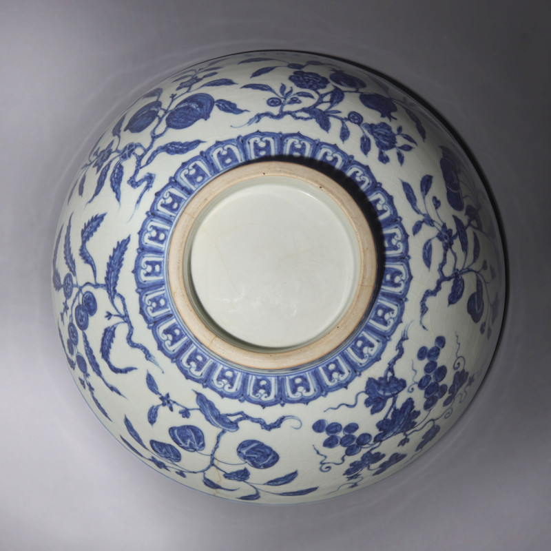 明宣德 青花折枝瑞果紋大骰子盌 | A Rare and Large Chinese Blue and White Porcelain 'Fruit and Flower' Bowl, Xuande Mark and Period - 图5