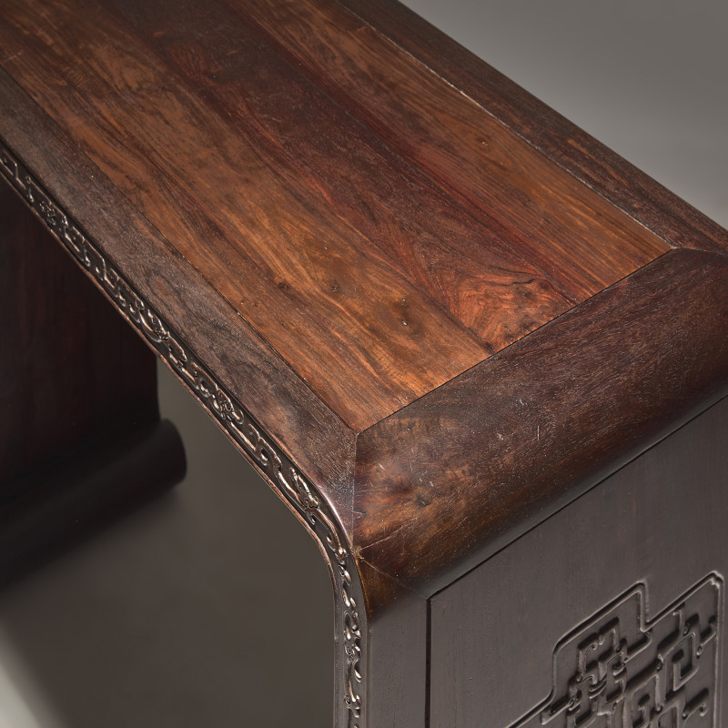 紫檀及硬木夔龍紋下卷式小條案 | A Chinese Zitan and Hardwood Scroll-Form Altar Table - 图6