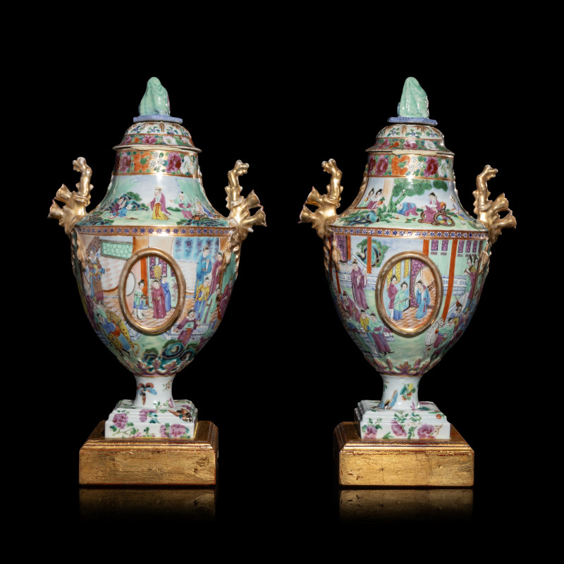 清晚期 外銷廣彩人物故事圖獎杯形賞瓶一對 | A Pair of Chinese Export Canton Famille Rose Porcelain Covered Urns, Early 19th Century - 图4