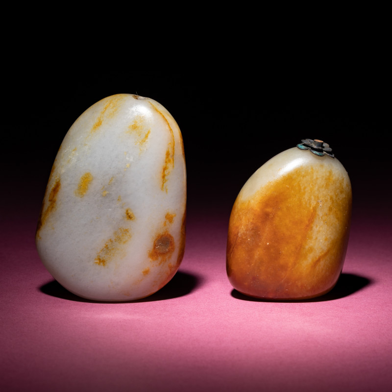 清 青白玉帶皮素面鼻烟壺兩支 | Two Chinese Greyish Celadon and Russet Jade Pebble Snuff Bottles, Qing Dynasty