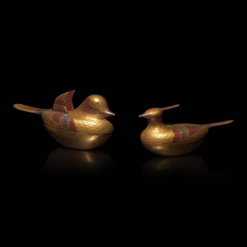 日本江戶-明治時期 金漆彩繪鴛鴦蓋盒一對 | A Pair of Japanese Gold Lacquer Mandarin Duck-Form Covered Boxes, Oshidori , 18th-19th Century