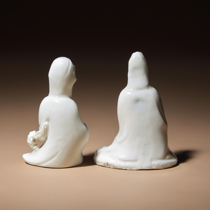 清及以後 德化白瓷觀音小像兩尊 | Two Small Chinese Blanc-de-Chine Porcelain Seated Figures of Guanyin, Qing Dynasty and Later - 图3
