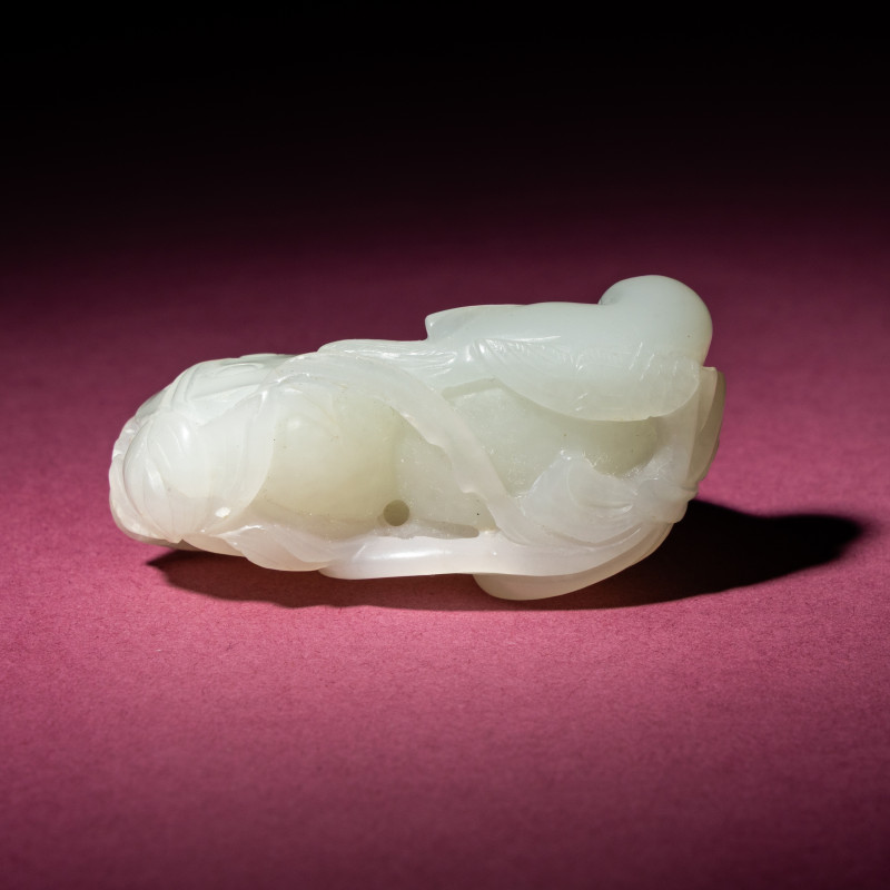 清中期 白玉雙蓮子把件 | A Chinese White Jade Carving of Double Lotus Pods, 18th/19th Century - 图7