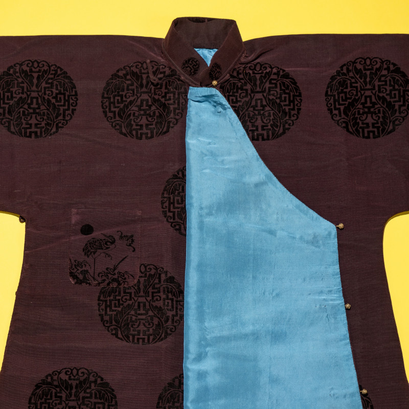 清晚期 醬地漳絨團壽紋袍 | A Chinese Dark Brown Cut Velvet Robe, 20th Century - 图2