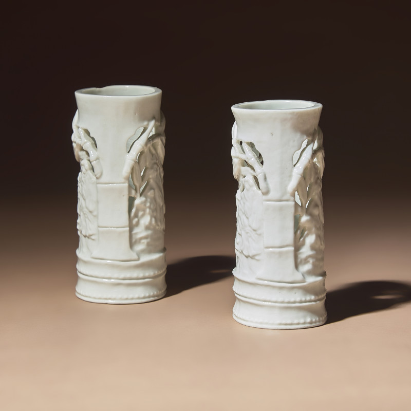 清早期 德化白瓷鏤雕竹林七賢筆筒一對 | A Pair of Chinese Blanc-de-Chine Reticulated Porcelain 'Scholars' Brush Pots, Bitong, 17th-18th Century - 图3