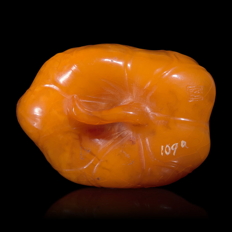 蜜蠟雕荷葉蓮蓬墜 | A Chinese 'Beeswax' Amber Lotus Pod and Leaf Pendant - 图2