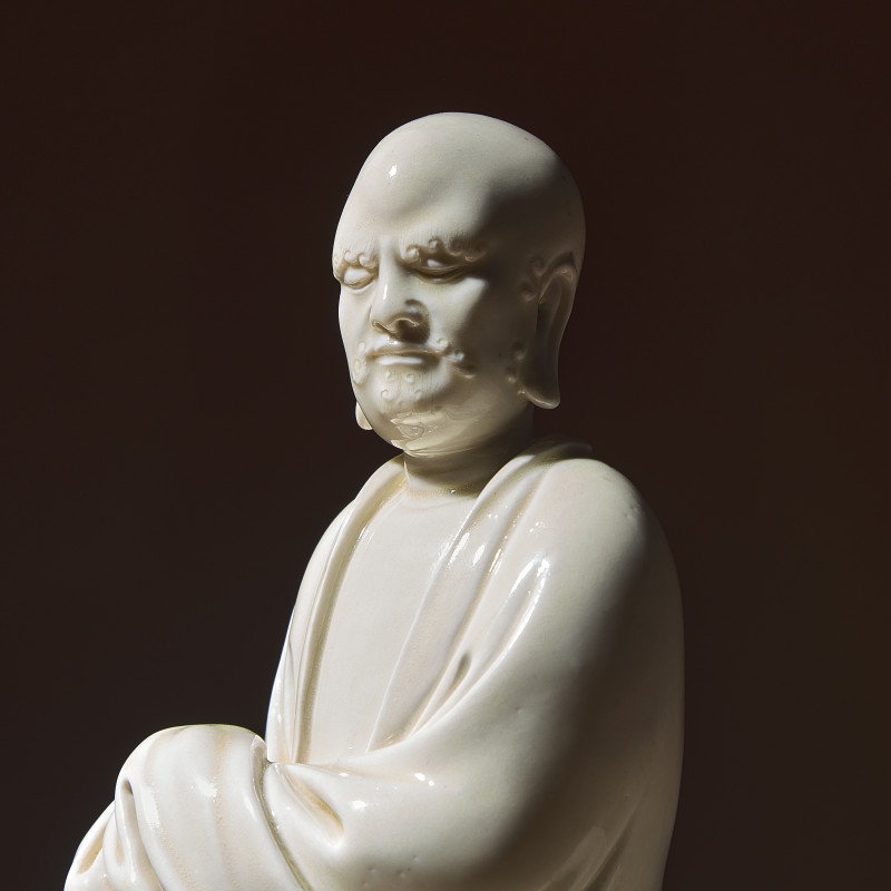 清 何朝宗款“隻履西歸”德化白瓷達摩坐像 | A Chinese Blanc-de-Chine Porcelain Seated Figure of Damo with 'He Chaozong' Mark, Qing Dynasty - 图4