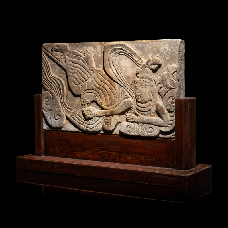 遼或以後 磚雕祥云飞天 | A Chinese Carved Terracotta 'Apsara' Panel, Liao Dynasty or Later - 图2