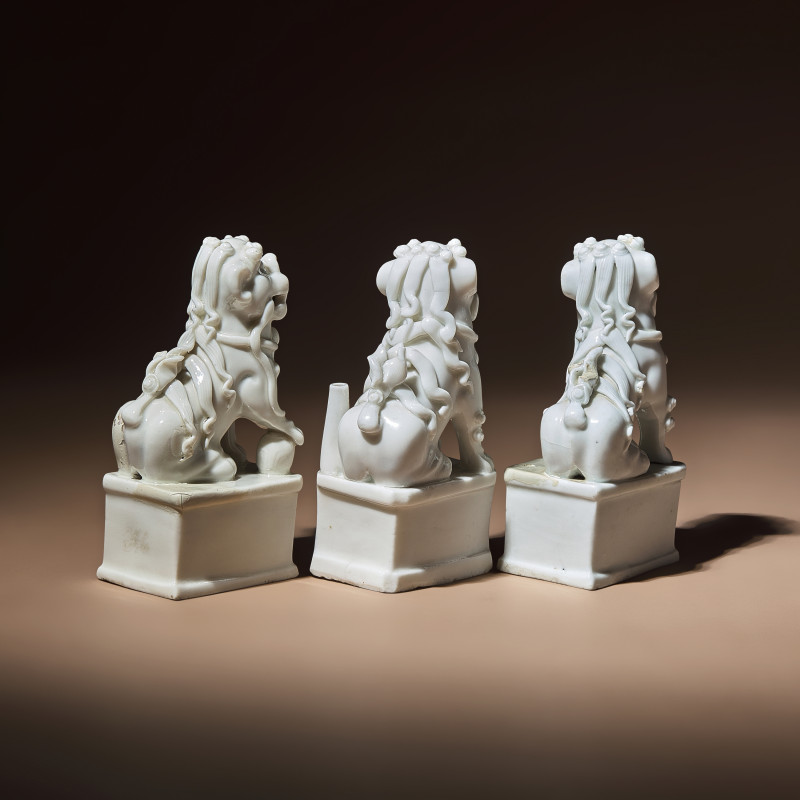 清早中期 德化白瓷獅形香插三件 | Three Chinese Blanc-de-Chine Porcelain Fu Lions, 17th-18th Century - 图3