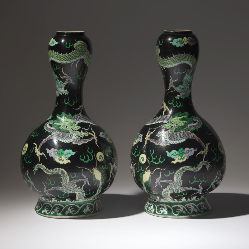 清晚期 黑地五彩龍紋大蒜頭瓶一對 | A Pair of Famille Noir 'Dragon' Garlic Head Vases, Late 19th/Early 20th Century