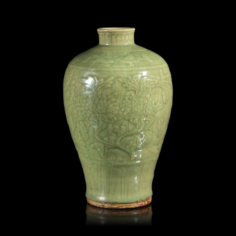 明晚期 龍泉青釉拱花花卉紋梅瓶 | A Chinese Carved and Crackled Glazed Longquan Celadon Vase, Meiping, Ming Dynasty, 16th Century
