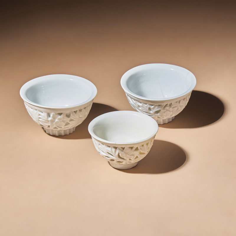 清中期 德化白瓷鏤雕花卉紋杯三隻 | Three Chinese Blanc-de-Chine Porcelain Reticulated 'Floral' Cups, Mid 17th-Early 18th Century - 图3