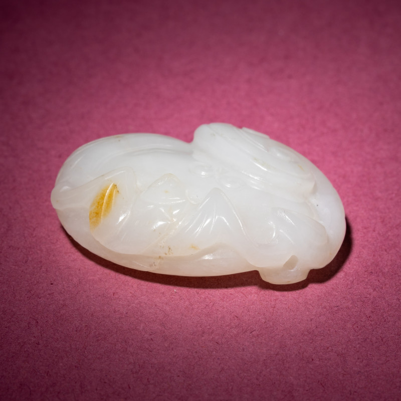 清中期 白玉留皮靈芝福壽佩 | A Small Chinese Russet and Jade 'Bat and Lingzhi' Carving, 18th/19th Century - 图5