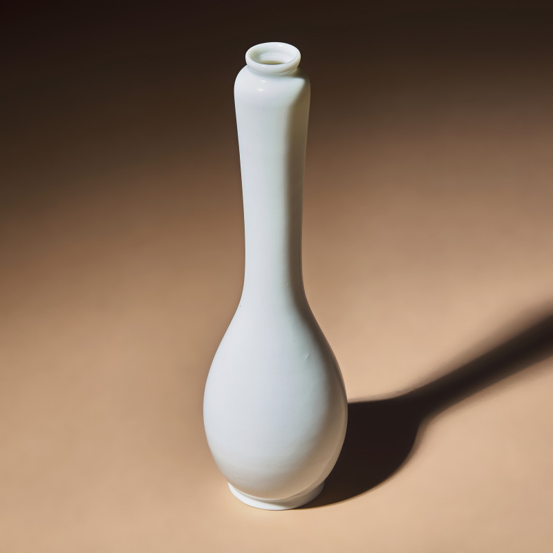 清早中期 德化白瓷長頸瓶 | A Chinese Blanc-de-Chine Porcelain Vase, Late 17th-Early 18th Century - 图2