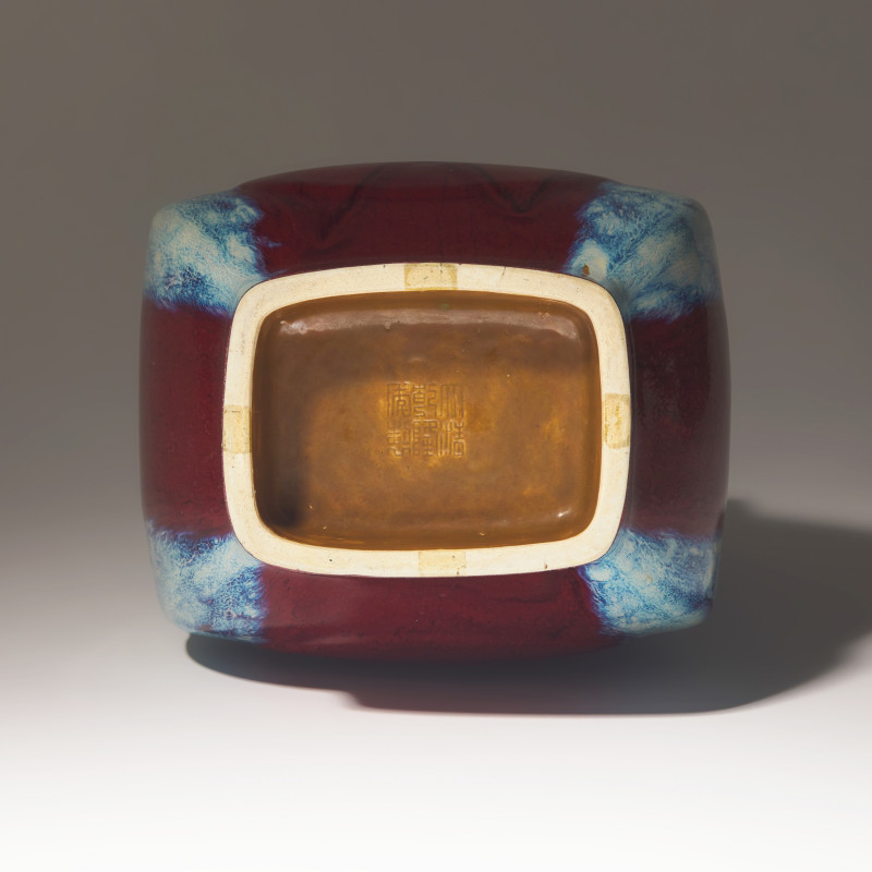 清乾隆 窯變釉杏圓貫耳方瓶 | A Chinese Flambe-Glazed Vase Fanghu, Qianlong Mark and of the Period - 图4