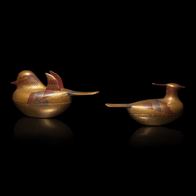 日本江戶-明治時期 金漆彩繪鴛鴦蓋盒一對 | A Pair of Japanese Gold Lacquer Mandarin Duck-Form Covered Boxes, Oshidori , 18th-19th Century - 图2