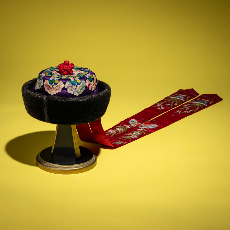 清晚期 紫頂蓋花鑲珠后妃坤秋帽 | An Embroidered Silk Manchu Noblewoman's Winter Hat, Kunqiumao , 19th Century