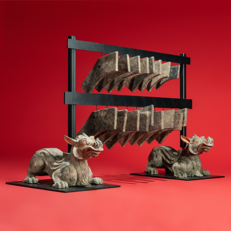 西漢 灰陶編磬一組連辟邪座 | A Rare Chinese Painted Earthenware Chimera and Chimes Set, Qing and Bixie, Western Han Dynasty - 图1