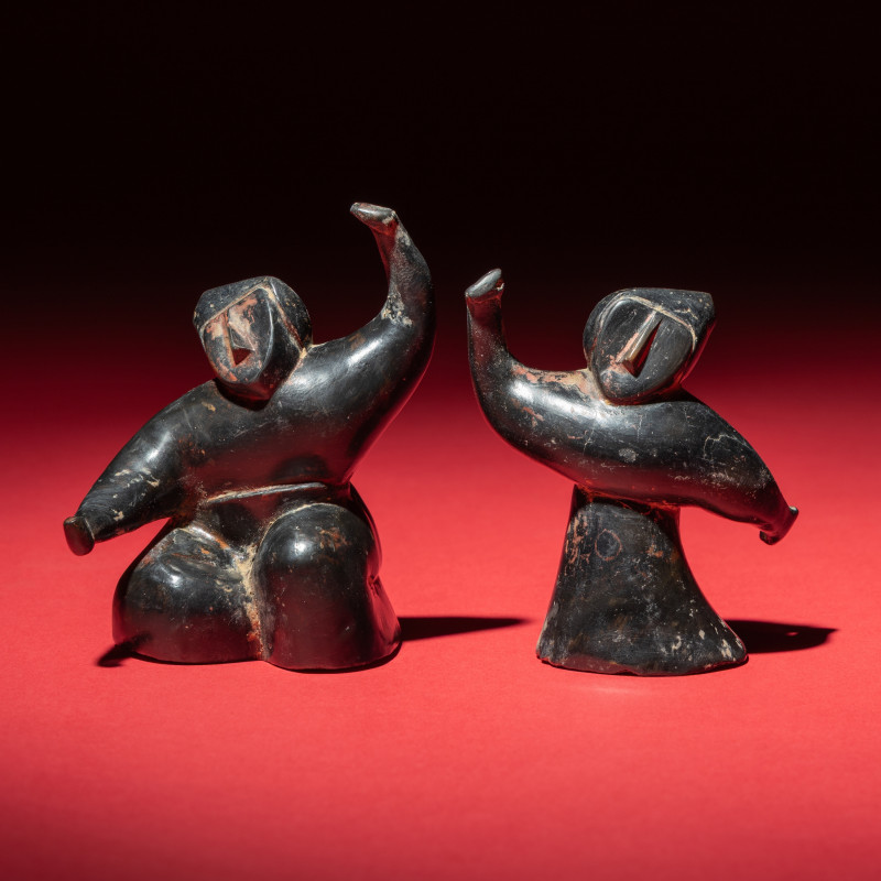 戰國或以後 黑陶朱漆舞俑两只 | Two Chinese Black and Red Lacquered Pottery 'Dancing Figures', Warring States or Later - 图1