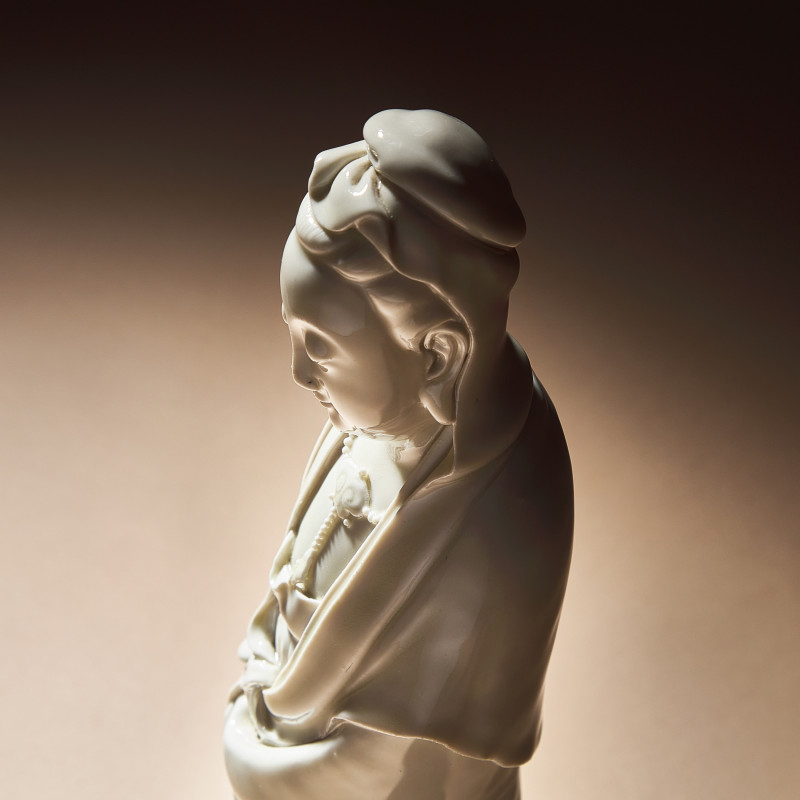 清 何朝宗款德化白瓷觀音立像 | A Chinese Blanc-de-Chine Porcelain Standing Figure of Guanyin with 'He Chaozong' Mark, Qing Dynasty - 图5