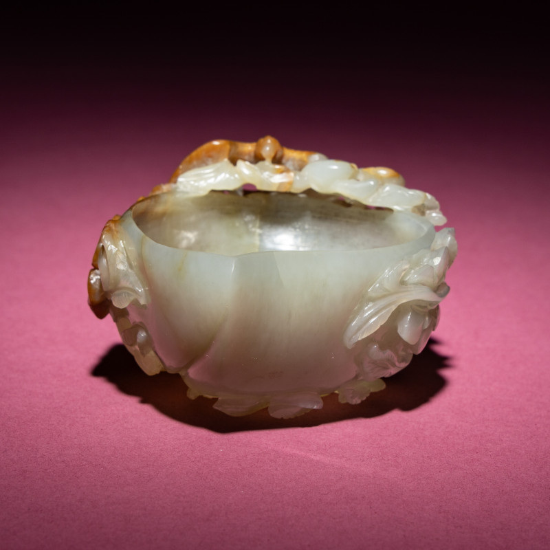 清晚期 青白玉帶皮喜上眉梢桃形杯 | A Chinese Russet and Celadon Jade ‘Magpie and Plum Blossoms’ Peach-Form Coupe, 19th Century - 图5