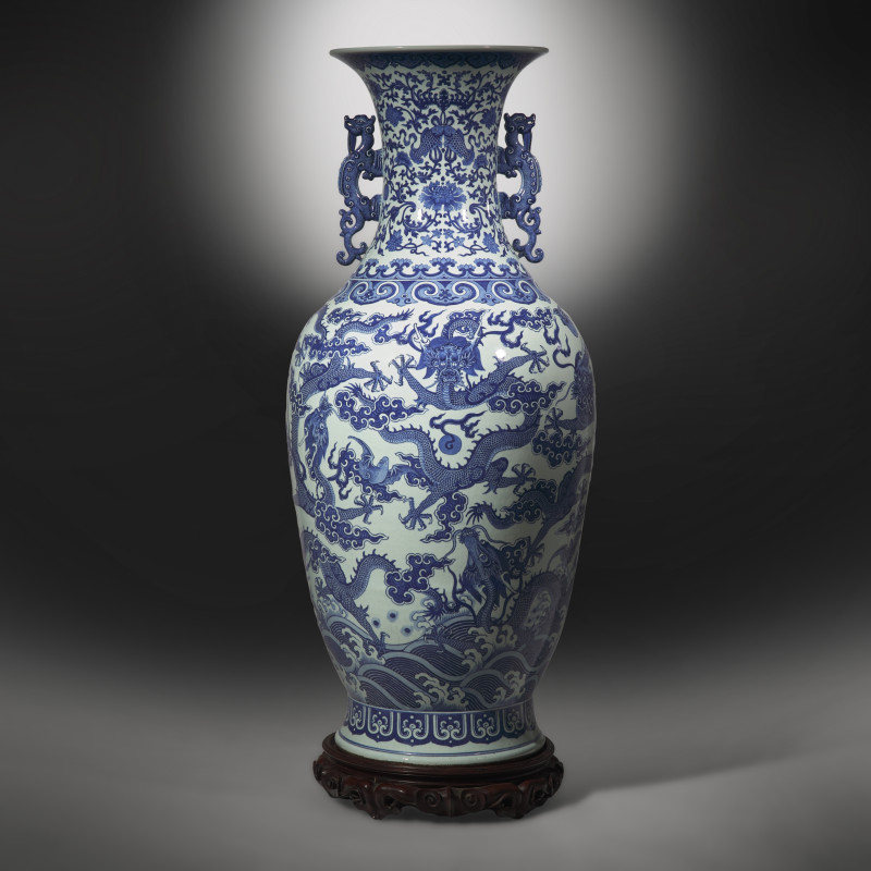 清嘉慶/道光 巨型青花九龍大瓶（附山中商會1943年圖錄） | A Magnificent, Monumental, and Extremely Rare Chinese Blue and White 'Nine Dragons' Vase, Qing Dynasty, Jiaqing/Daoguang Period - 图2
