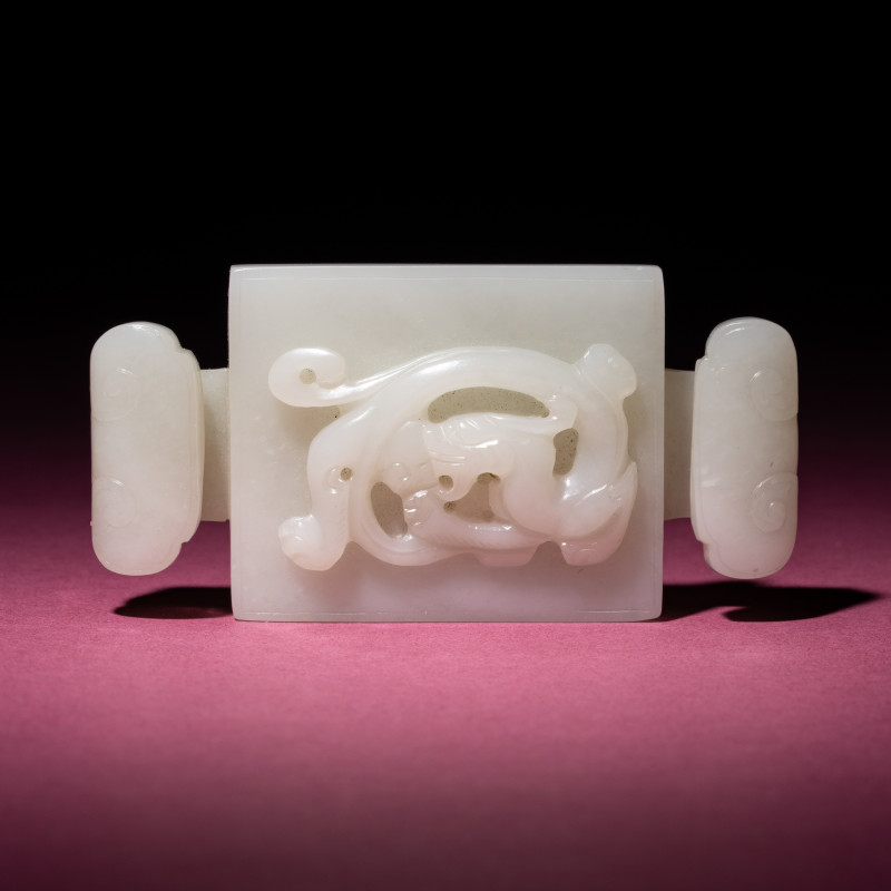 清中期 白玉螭龍紋帶扣 | A Chinese Carved White Jade 'Dragon' Belt Hook, 18th Century