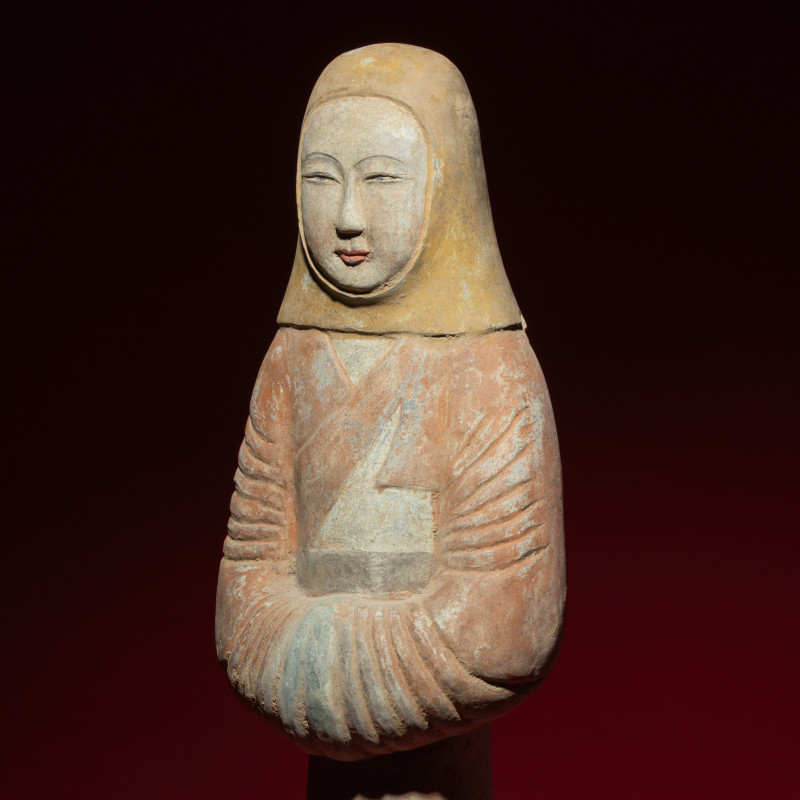 漢 大型灰陶彩繪風帽喇叭裙女俑 | A Large Chinese Painted Pottery Standing Lady Wearing a Hood, Han Dynasty - 图4