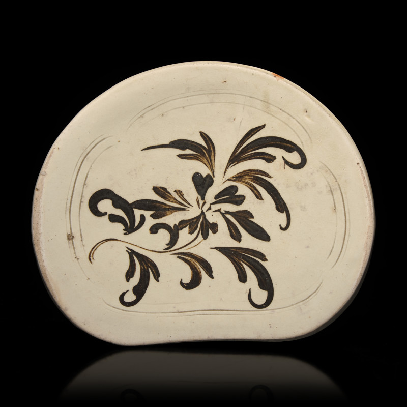 宋 磁州窯萱草紋枕 | A Chinese Cizhou Slip-Decorated Pillow, Song Dynasty