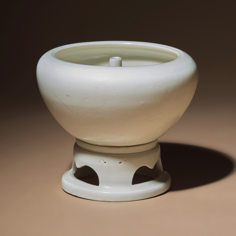 清早期 德化白瓷暗刻花卉紋帶座油燈 | A Rare Chinese Blanc-de-Chine Porcelain Oil Lamp and Stand, Mid 17th-Early 18th Century - 图1