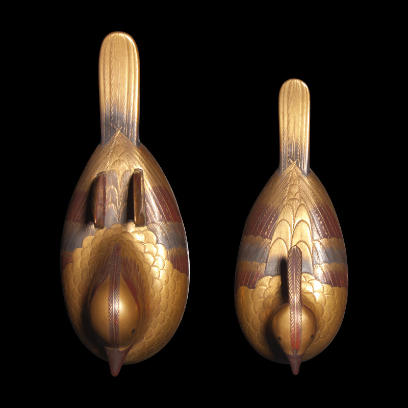日本江戶-明治時期 金漆彩繪鴛鴦蓋盒一對 | A Pair of Japanese Gold Lacquer Mandarin Duck-Form Covered Boxes, Oshidori , 18th-19th Century - 图3