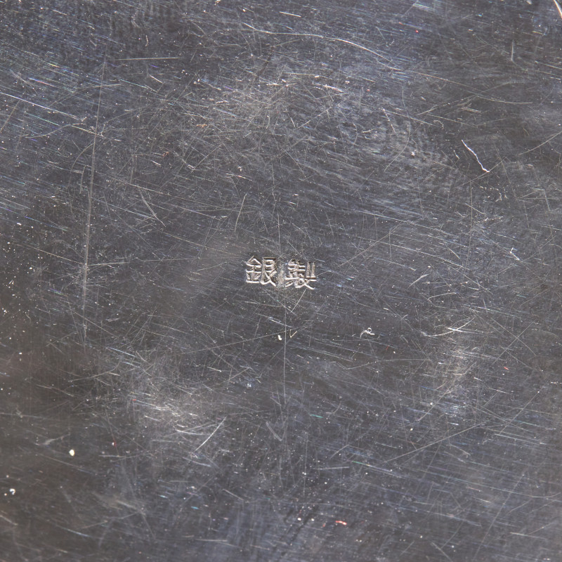 日本明治時代 御製唐鏡式銀糖果盒及盒蓋一枚 | A Japanese Silver Imperial Presentation Bonbonniere, and a Similar Bonbonniere Cover, Meiji Period - 图4
