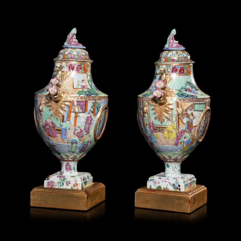 清晚期 外銷廣彩人物故事圖獎杯形賞瓶一對 | A Pair of Chinese Export Canton Famille Rose Porcelain Covered Urns, Early 19th Century - 图5