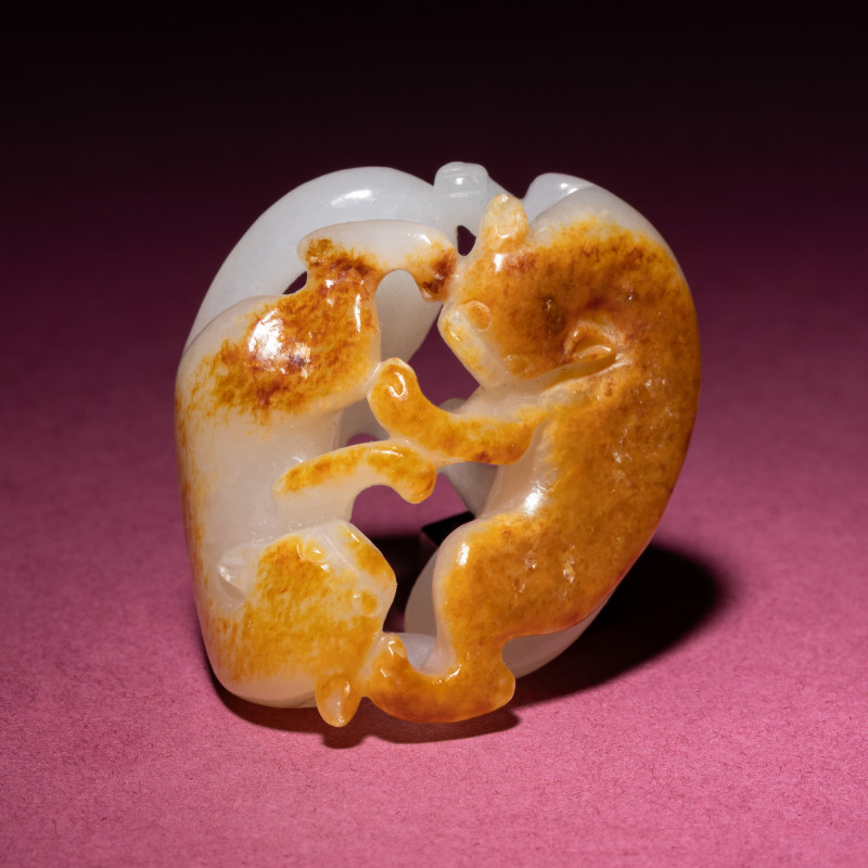 清中期 白玉帶皮如意雙歡佩 | A Chinese Russet and Jade 'Double Badger' Pendant, 18th/19th Century