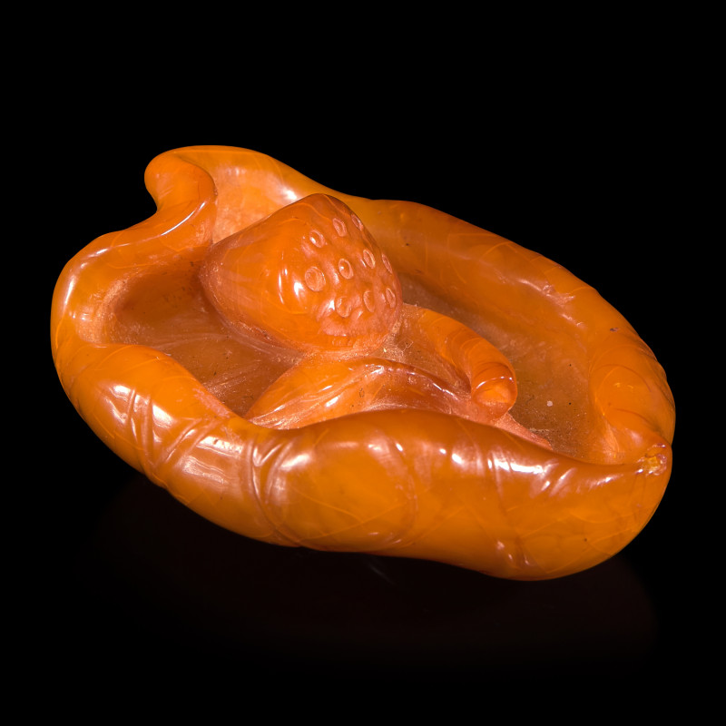 蜜蠟雕荷葉蓮蓬墜 | A Chinese 'Beeswax' Amber Lotus Pod and Leaf Pendant - 图3