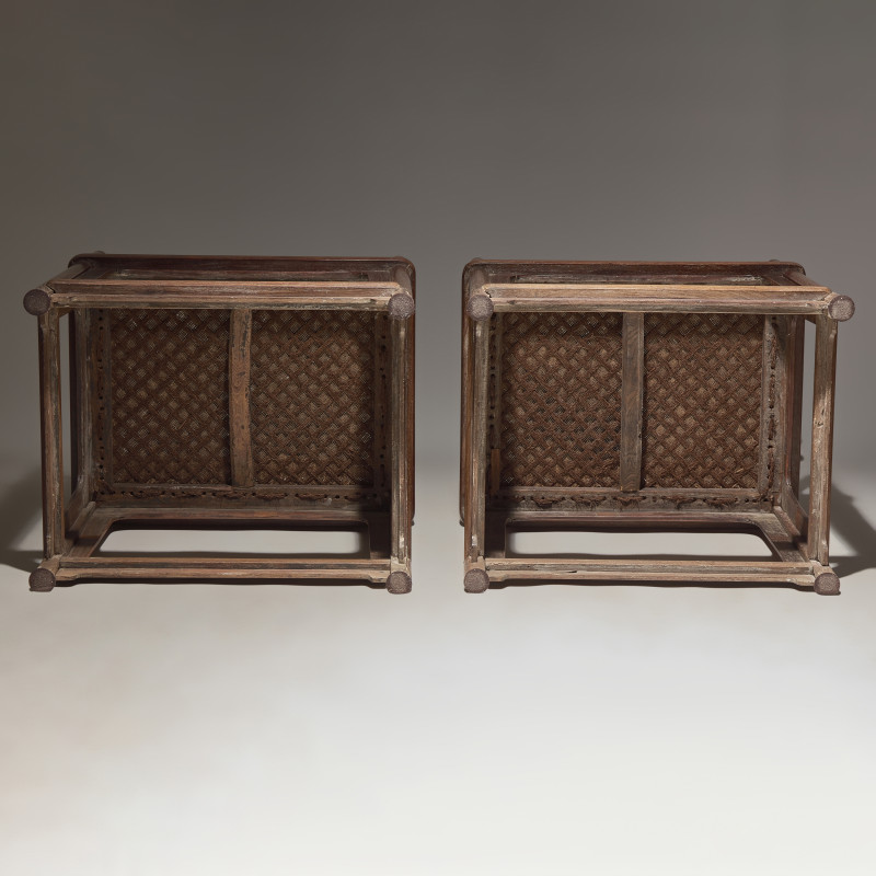 清早期 黃花梨玫瑰椅及脚踏一套 | A Pair of Chinese Huanghuali Armchairs and Footrests, Meiguiyi, Early Qing Dynasty - 图3