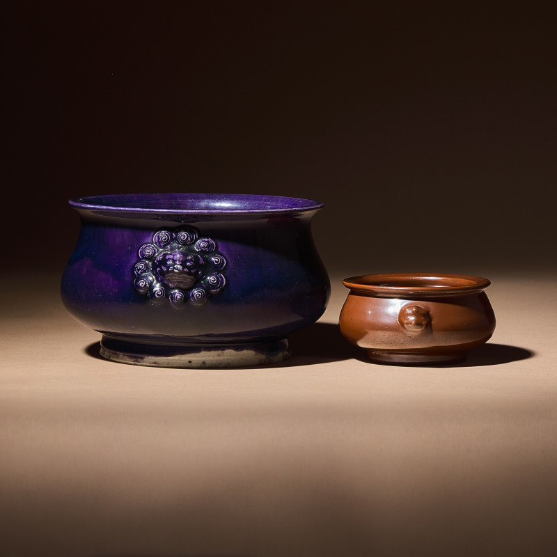 清早中期 紫金釉及藍釉獅耳爐兩具 | Two Chinese Monochrome Glazed Porcelain Censers, 17th-18th Century - 图2