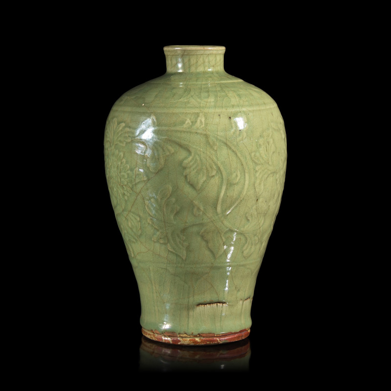 明晚期 龍泉青釉拱花花卉紋梅瓶 | A Chinese Carved and Crackled Glazed Longquan Celadon Vase, Meiping, Ming Dynasty, 16th Century - 图2