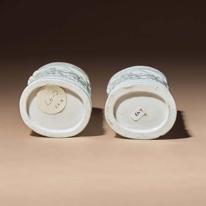 清早期 德化白瓷鏤雕竹林七賢筆筒一對 | A Pair of Chinese Blanc-de-Chine Reticulated Porcelain 'Scholars' Brush Pots, Bitong, 17th-18th Century - 图4
