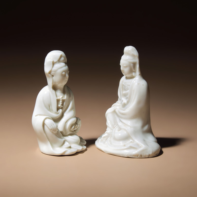 清及以後 德化白瓷觀音小像兩尊 | Two Small Chinese Blanc-de-Chine Porcelain Seated Figures of Guanyin, Qing Dynasty and Later - 图4