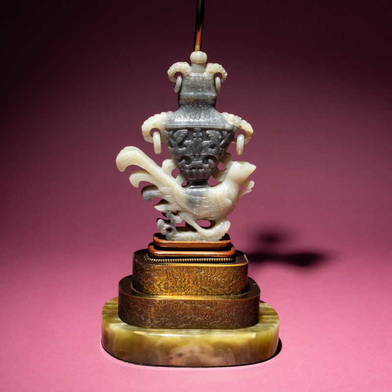 清晚期 灰白玉雕鳳凰寶瓶 | A Chinese Grey and White Jade 'Phoenix' Vase, Late Qing Dynasty - 图1