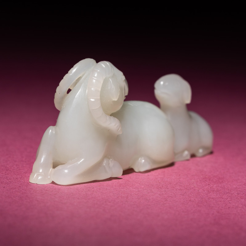 清中期 白玉雙羊把件 | A Chinese White Jade 'Rams' Group, 18th/19th Century - 图2
