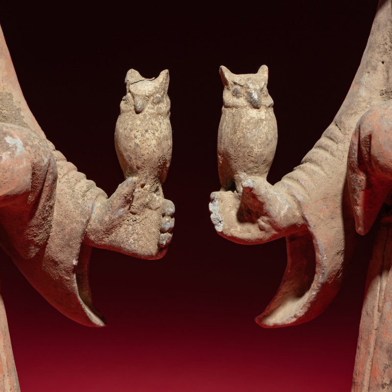 漢 灰陶彩繪持鷹女俑一對 | A Pair of Chinese Painted Grey Pottery Ladies with Owls, Han Dynasty - 图3