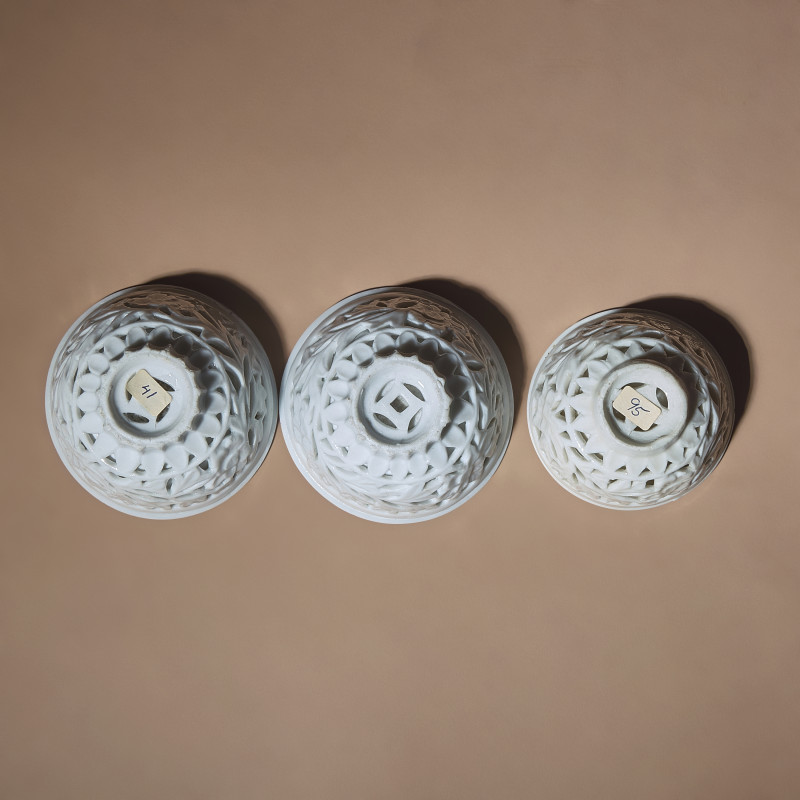 清中期 德化白瓷鏤雕花卉紋杯三隻 | Three Chinese Blanc-de-Chine Porcelain Reticulated 'Floral' Cups, Mid 17th-Early 18th Century - 图4