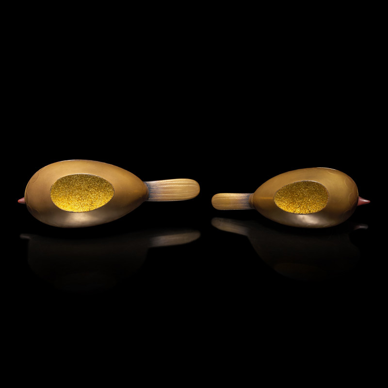 日本江戶-明治時期 金漆彩繪鴛鴦蓋盒一對 | A Pair of Japanese Gold Lacquer Mandarin Duck-Form Covered Boxes, Oshidori , 18th-19th Century - 图4