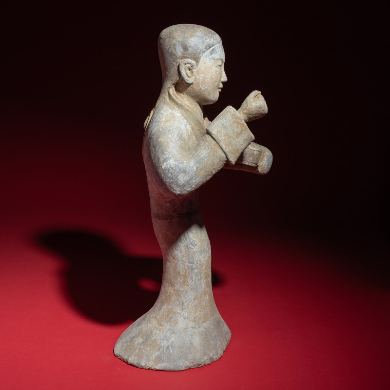 漢 大型灰陶彩繪女鼓手 | A Large Chinese Painted Pottery Lady with Drum, Han Dynasty - 图3