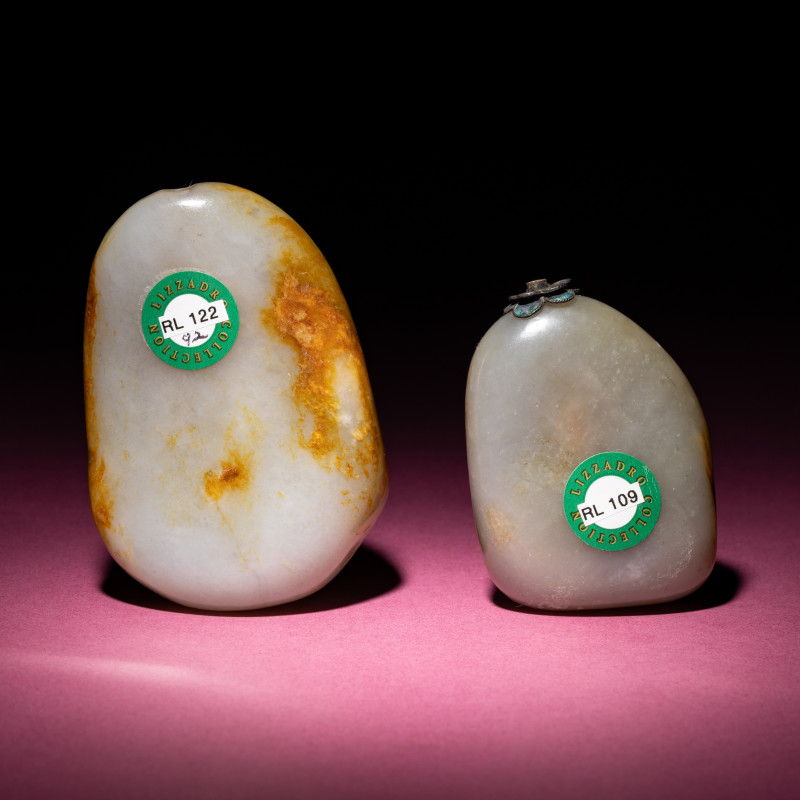 清 青白玉帶皮素面鼻烟壺兩支 | Two Chinese Greyish Celadon and Russet Jade Pebble Snuff Bottles, Qing Dynasty - 图2